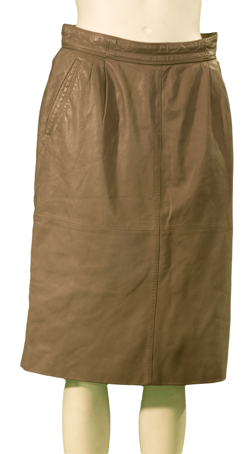 Brown leather knee-length skirt with pleats and front pockets.