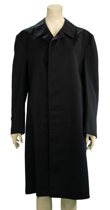 Elegant black overcoat displayed on a mannequin, featuring long sleeves and a classic collar for a sophisticated look.